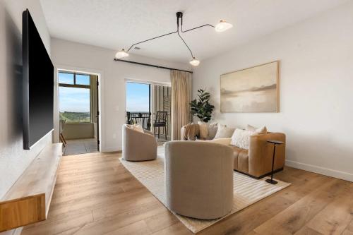Chill on the Hill with Lake Views, Branson