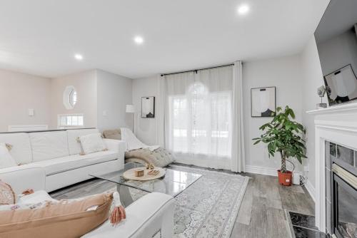 Innisfil retreat, hot tub, Sauna, EV plug, Generac in Innisfil (ON)