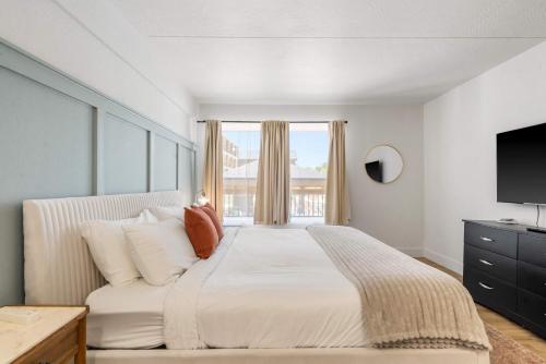 Poolside Near the Landing For 2 in Branson City Center