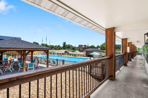 Poolside Near the Landing For 2 in Branson City Center