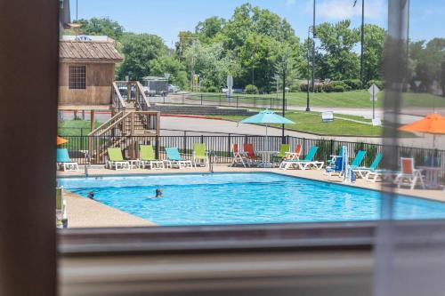Poolside Near the Landing For 2 in Branson City Center