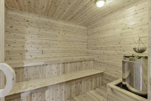 Innisfil retreat, hot tub, Sauna, EV plug, Generac in Innisfil (ON)