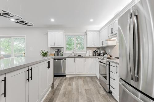 Innisfil retreat, hot tub, Sauna, EV plug, Generac in Innisfil (ON)