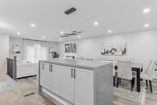 Innisfil retreat, hot tub, Sauna, EV plug, Generac in Innisfil (ON)