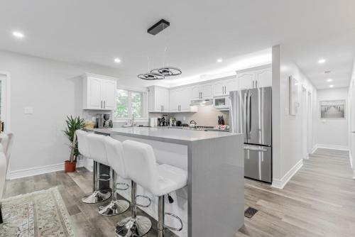 Innisfil retreat, hot tub, Sauna, EV plug, Generac in Innisfil (ON)
