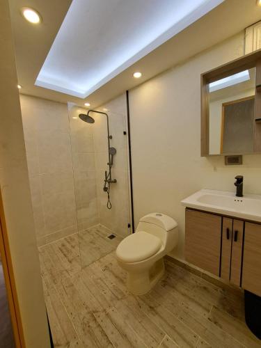 Fürdőszoba, cerca de los mejores restaurantes I TV l Wifi in Constanza