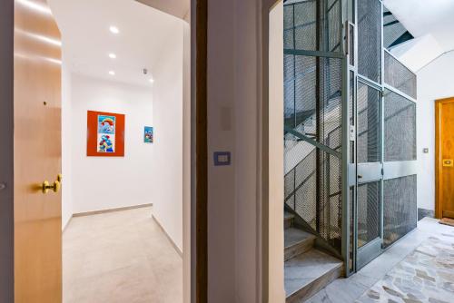 Brombeis Double Bedroom by NapoliApartments - image 3