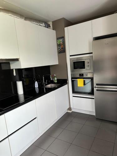 Comfortable room in an apartment in 에슈 쉬르 알제트