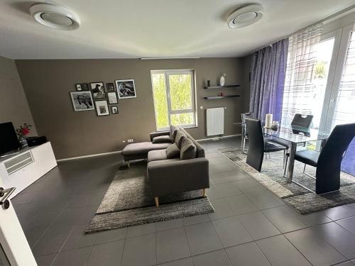 Comfortable room in an apartment in 에슈 쉬르 알제트