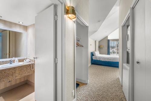 Deluxe Two-Bedroom Apartment with Garden View