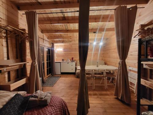 Wooden Cabin - La Fleurie - on Campsite in Saint Robert, Camping Florecer in Segonzac (Limousin)