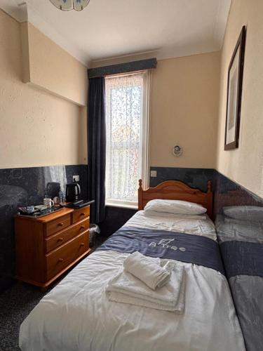 Single Room with Shared Bathroom image 4