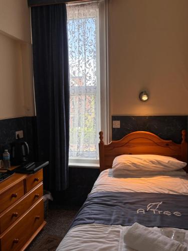 Single Room with Shared Bathroom image 2