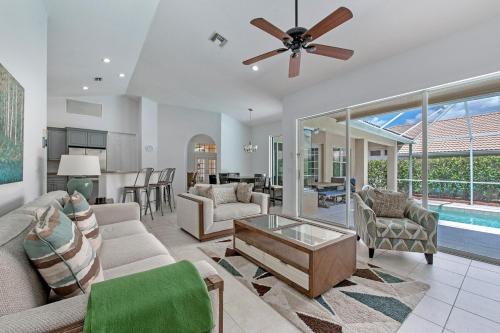 Paradise Retreat Saltwater Luxury Pool with Hot Tub