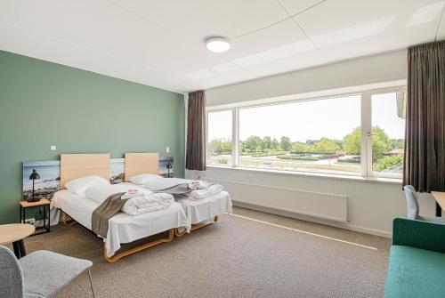 3 twin beds, 1 sofa bed