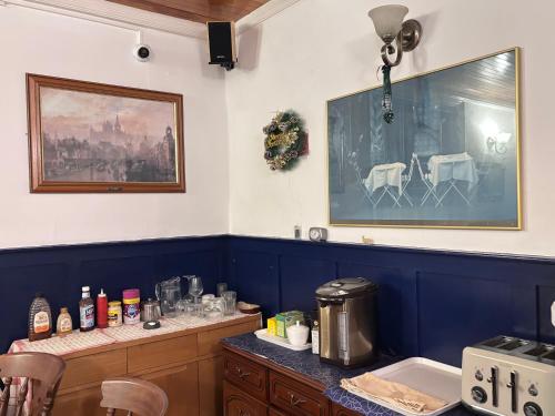 Twin Room with Shared Bathroom image 8