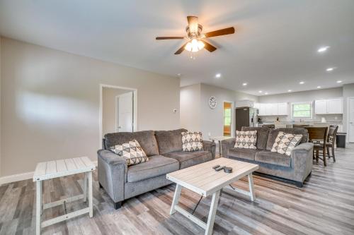 1 Mi to Dtwn Crossville Spacious Home with Patio! in Crossville