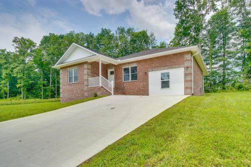 1 Mi to Dtwn Crossville Spacious Home with Patio! in Crossville