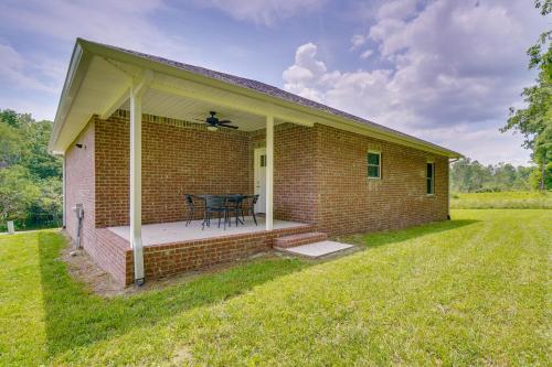 1 Mi to Dtwn Crossville Spacious Home with Patio! in Crossville