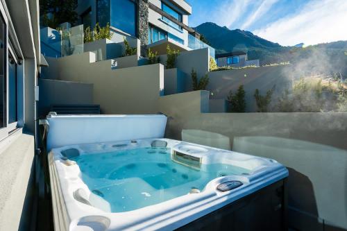Lordens 1- Free Parking Hot Tub AC Fireplace - image 5