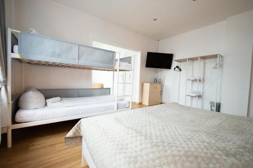 1 queen bed, 1 bunk bed