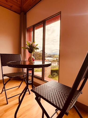 Cabana Valle De La Laguna, jacuzzi y vista al Lago in Llano Alarcon-Aquitania