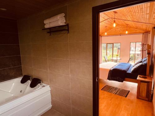 Cabana Valle De La Laguna, jacuzzi y vista al Lago in Llano Alarcon-Aquitania