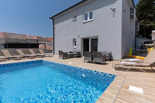 Villa Marijo with a pool - image 4