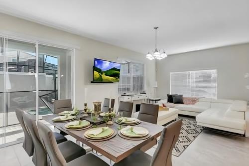 FREE Waterpark 5BR wPool - Storey Lake 4984WA in Kissimmee, USA