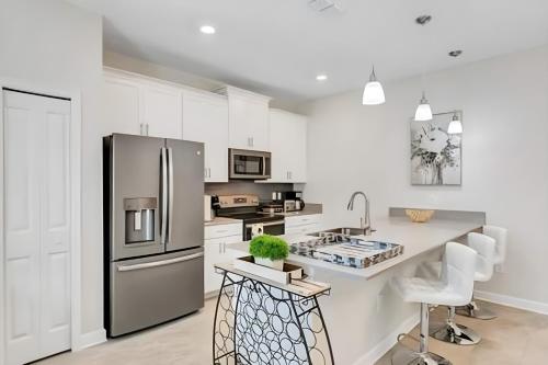 FREE Waterpark 5BR wPool - Storey Lake 4984WA in Kissimmee, USA