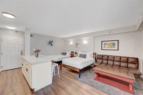 Stay Together Suites - Condominium Sleeps 9 With Strip View - NO RESORT FEES, Las Vegas (photo 6)