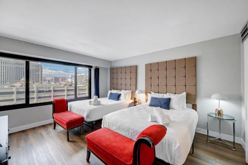 Stay Together Suites - Condominium Sleeps 9 With Strip View - NO RESORT FEES, Las Vegas (photo 3)