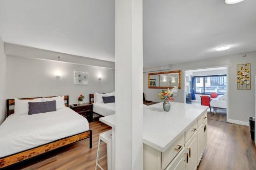 Stay Together Suites - Condominium Sleeps 9 With Strip View - NO RESORT FEES, Las Vegas (photo 11)