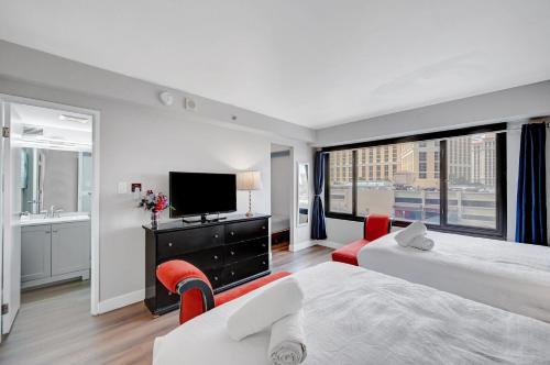 Stay Together Suites - Condominium Sleeps 9 With Strip View - NO RESORT FEES, Las Vegas (photo 9)
