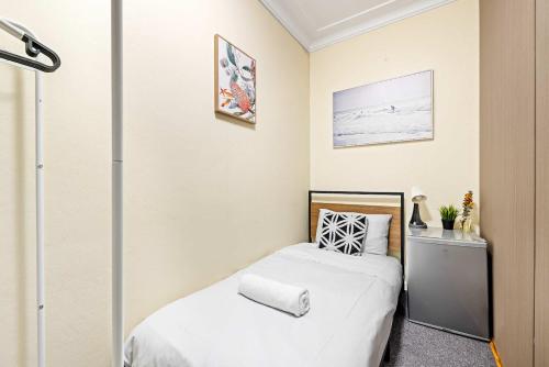 Well-Located Single Room in Auburn - Near Station and Shops - Shared Bathroom