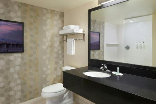 Fairfield Inn & Suites by Marriott Calgary Downtown - image 4