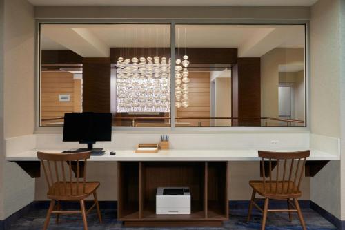 Fairfield Inn & Suites by Marriott Calgary Downtown - image 2