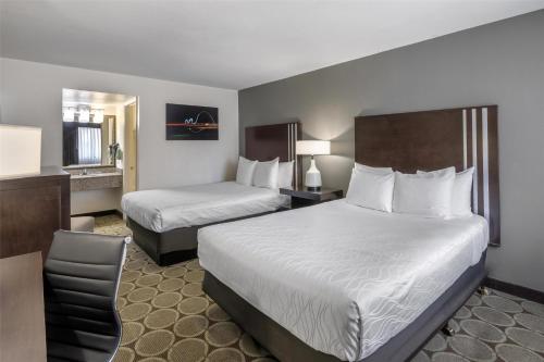 2 queen beds