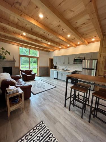 Sunny 2BR with Pond, Fireplace, Walk to Stowe