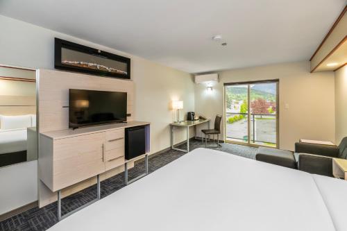Quality Inn Sunshine Suites – Terrace Room Type - King Room with Balcony