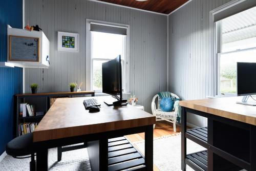 Work & Wander | Cottage w/ Dedicated Office, Пингвин (фото 2)