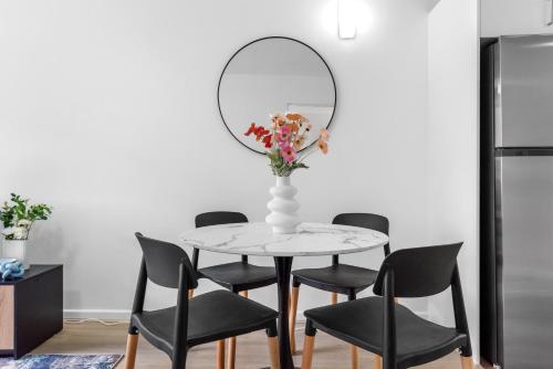 Sunny 1BR Apt Near Hospital, QUT & CBD with Parking! in Windsor