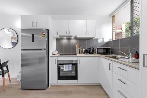 Sunny 1BR Apt Near Hospital, QUT & CBD with Parking! in Windsor