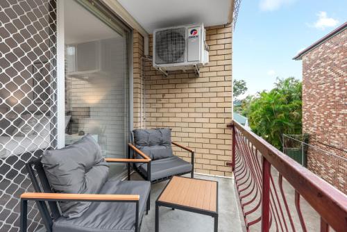 Sunny 1BR Apt Near Hospital, QUT & CBD with Parking! in Windsor