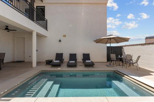Desert Jewel with Private Gym and Pool townhouse - image 7