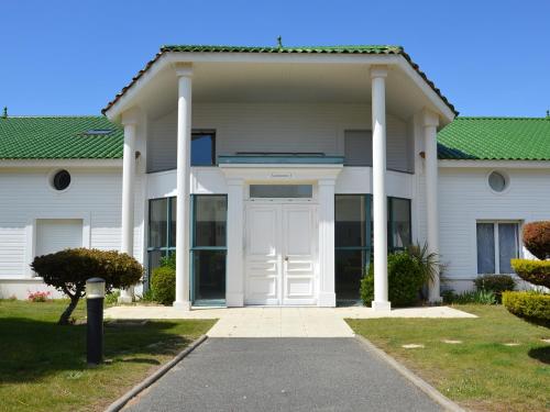 Appartement Spacieux - 3 Chambres - Proche Plage et Golf avec Piscine - FR-1-323-487