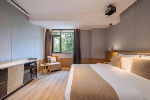 King Room image 10