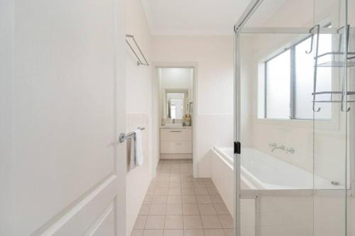 Waterfront Island private entire home 3b2b in Hindmarsh Island