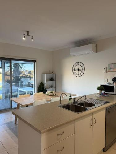 Waterfront Island private entire home 3b2b in Hindmarsh Island