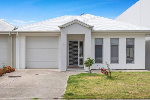 Waterfront house private jetty Kaya provided in Hindmarsh Island